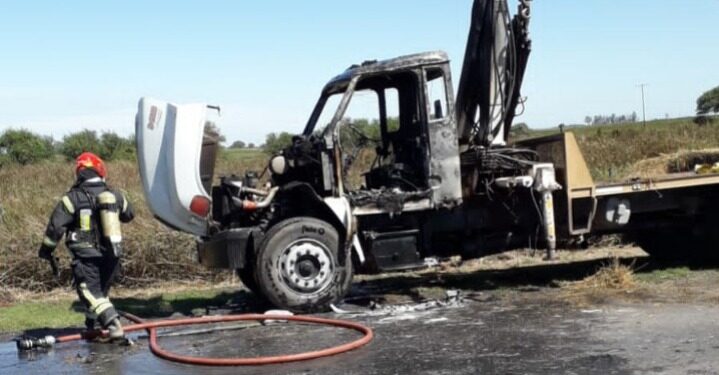 Se incendió un camión que circulaba por Ruta 13