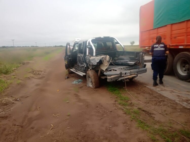 Violento choque de una camioneta y un camión en Ruta 13
