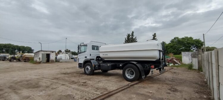 Incorporan nuevo camión regador a la flota municipal