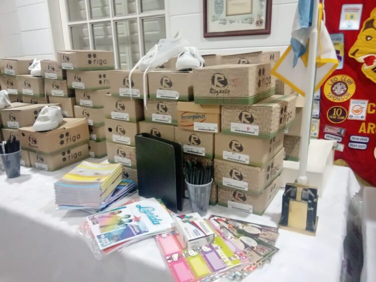 El Club de Leones entregó zapatillas y útiles a escuelas públicas