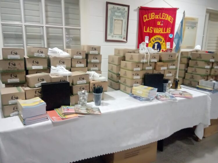 El Club de Leones entregó zapatillas y útiles a escuelas públicas