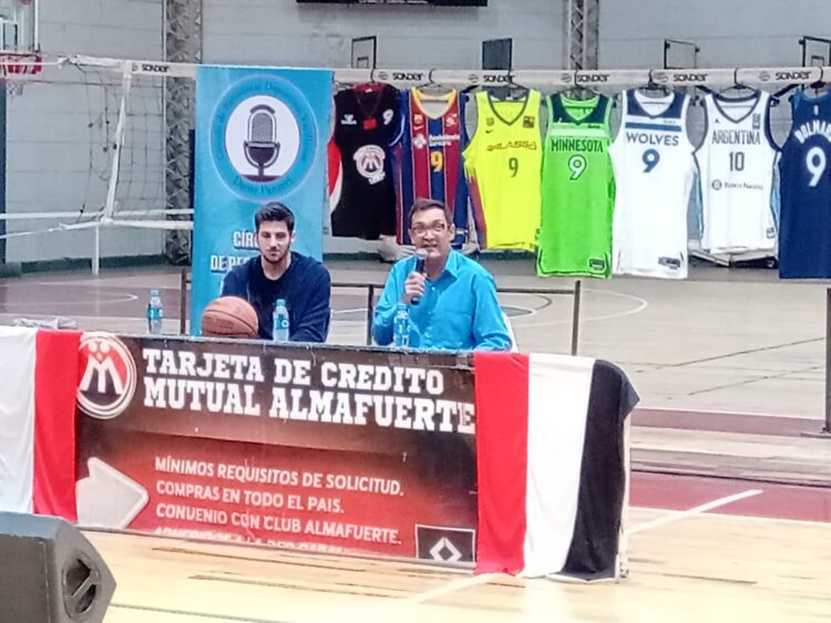Leandro Bolmaro en Las Varillas: el basquetbolista de la NBA visitó el Club Almafuerte