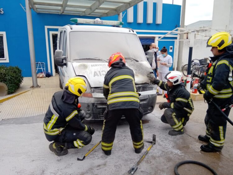 Ardió una ambulancia frente al Sanatorio Garcés. Sólo daños materiales