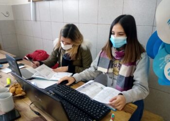 Aplican vacunas del calendario nacional en escuelas de la ciudad