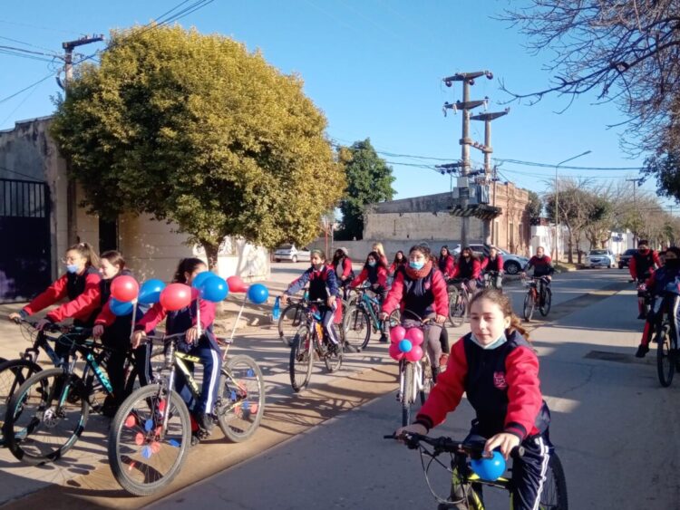 El Zuvi bicicletea y teje