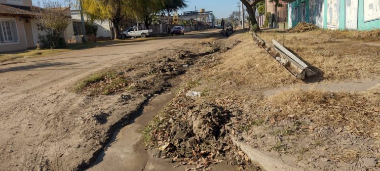Ejecución de cordón cuneta en calle Mariano Moreno
