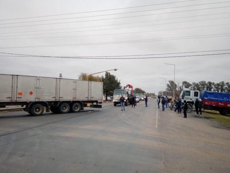 Camioneros protestan por la falta de gasoil