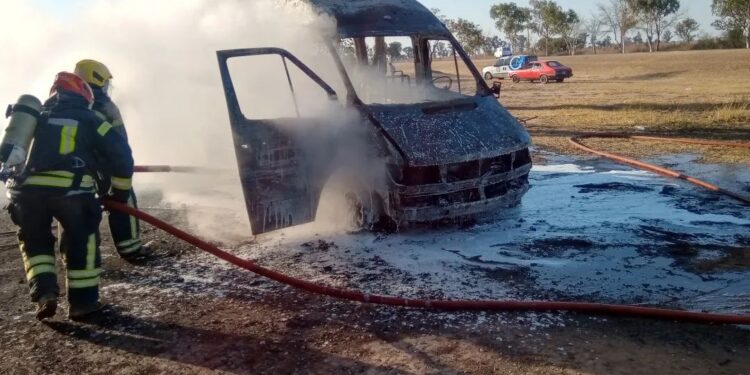 Una combi se incendió en el triángulo del cruce de rutas 3 y 13