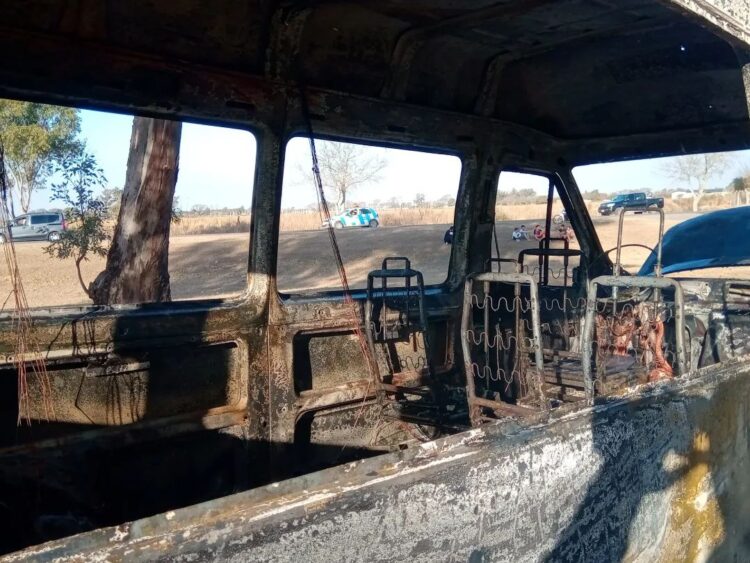 Una combi se incendió en el triángulo del cruce de rutas 3 y 13