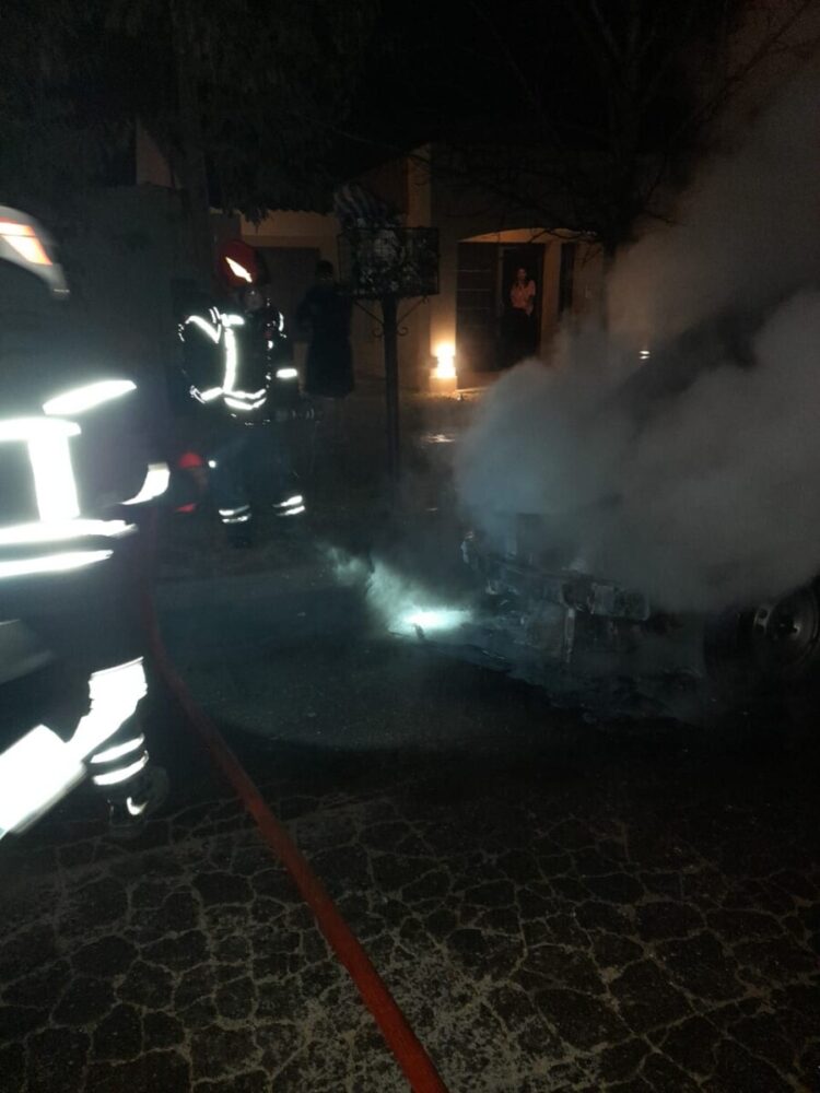 Ardió un vehículo utilitario en calle Paraguay