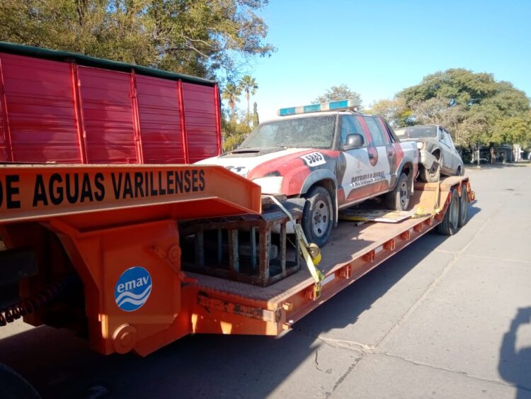 Continúa el traslado de vehículos estacionados frente a la comisaría