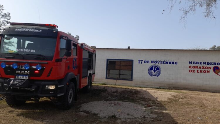 Bomberos sofocaron un incendio de pastizales en calle Roca