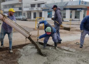 Tareas de bacheo en todo el casco céntrico, paralelas a la obra de cloacas