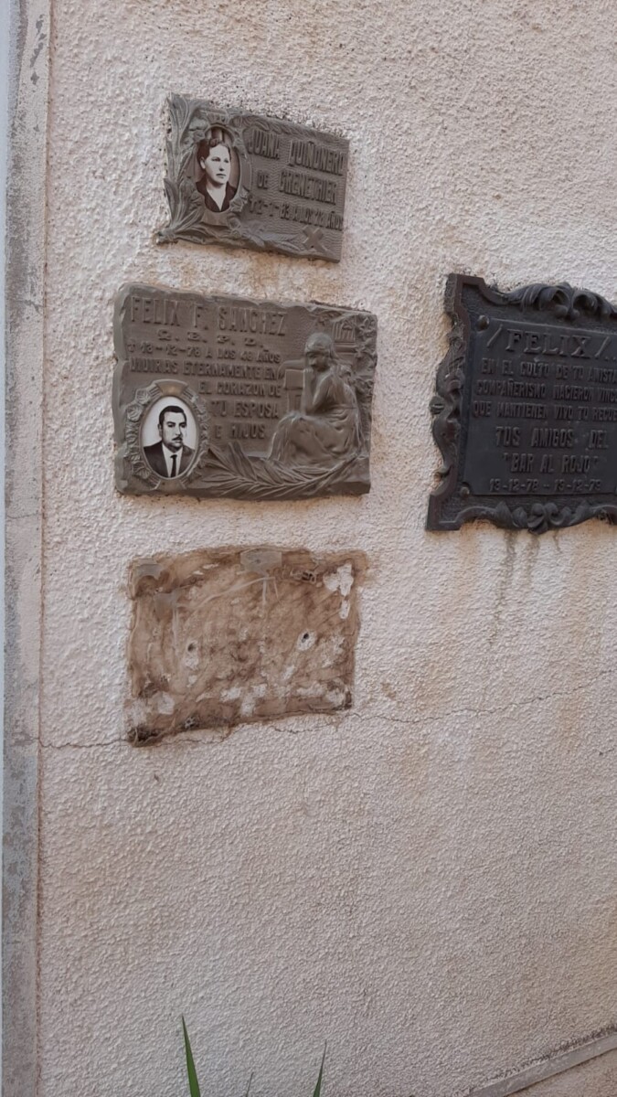 Robaron placas y causaron destrozos  en el cementerio local