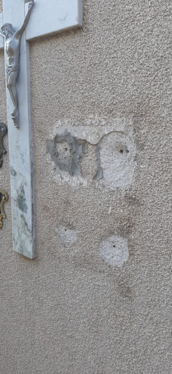 Robaron placas y causaron destrozos  en el cementerio local