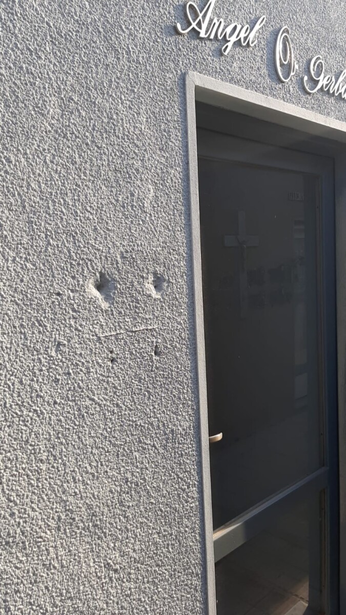 Robaron placas y causaron destrozos  en el cementerio local