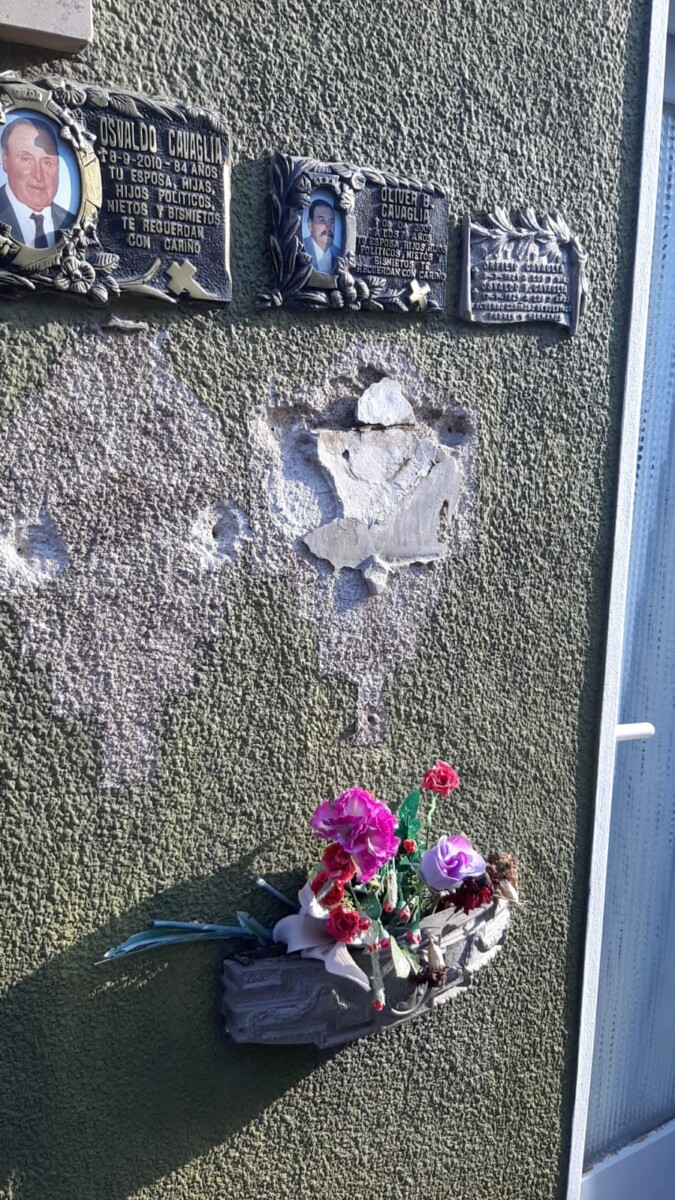 Robaron placas y causaron destrozos  en el cementerio local