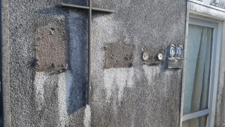 Robaron placas y causaron destrozos  en el cementerio local