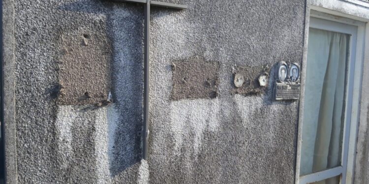 Robaron placas y causaron destrozos  en el cementerio local