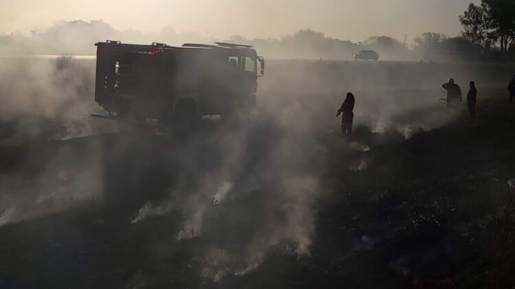 Incendio de banquina en Ruta 13: Bomberos controlaron el fuego en el acceso este a la ciudad