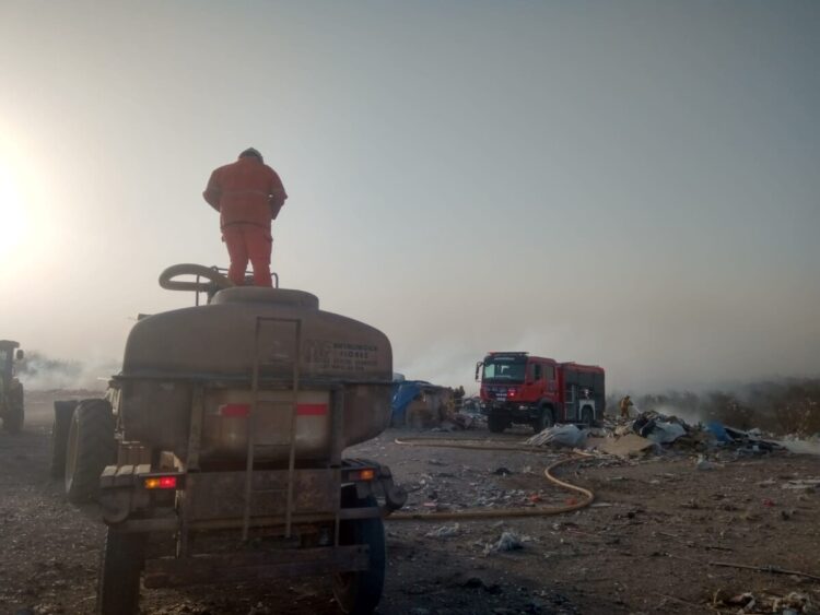 Incendio de gran magnitud en el basural sur