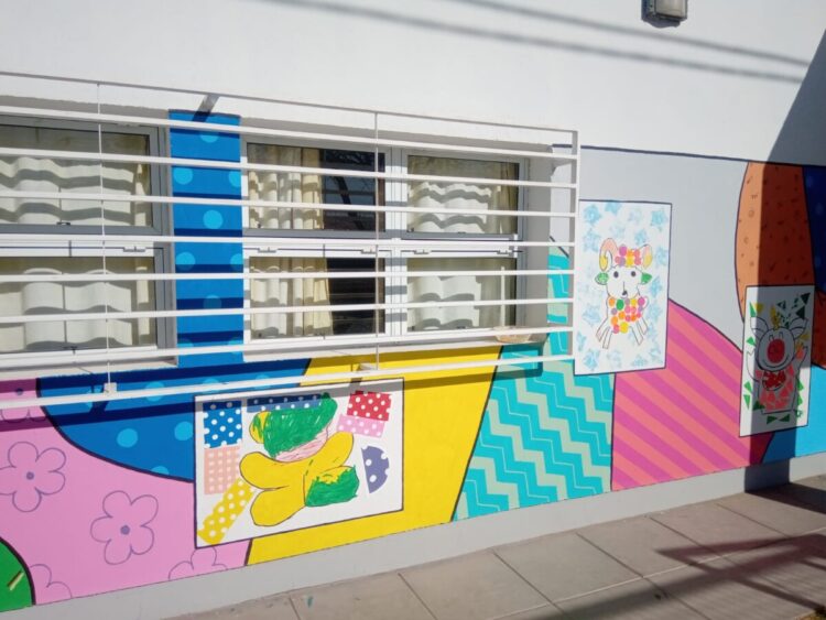 La Brigada Muralista pintó el frente del Jardín de infantes de la escuela José María Paz