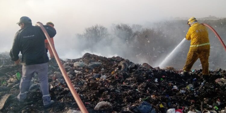 Incendio de gran magnitud en el basural sur