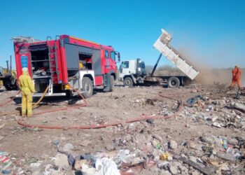Incesante trabajo de los bomberos locales