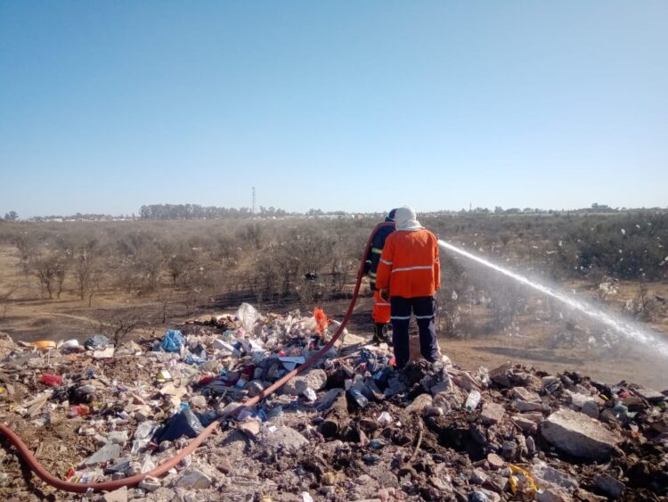 Incesante trabajo de los bomberos locales
