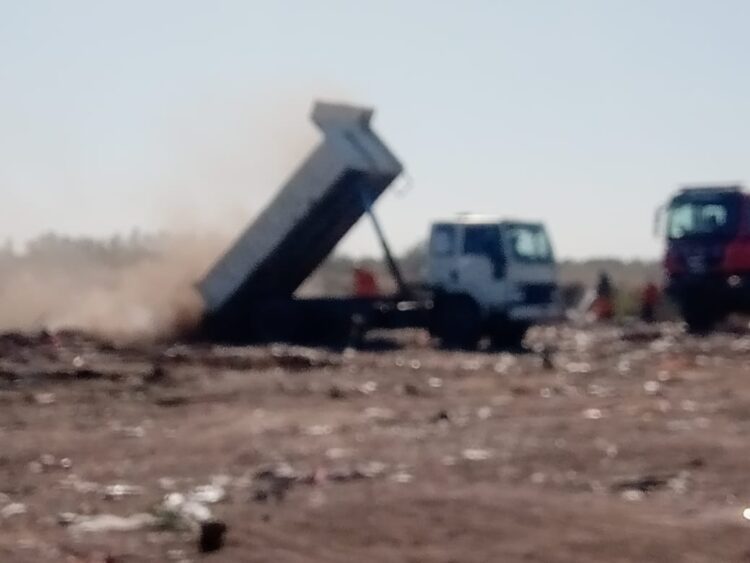 Incesante trabajo de los bomberos locales
