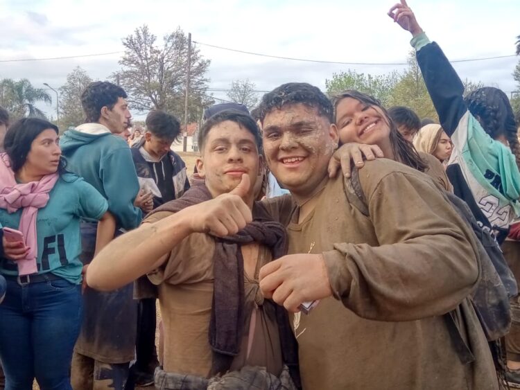 Los estudiantes festejaron su día con el tradicional fogón