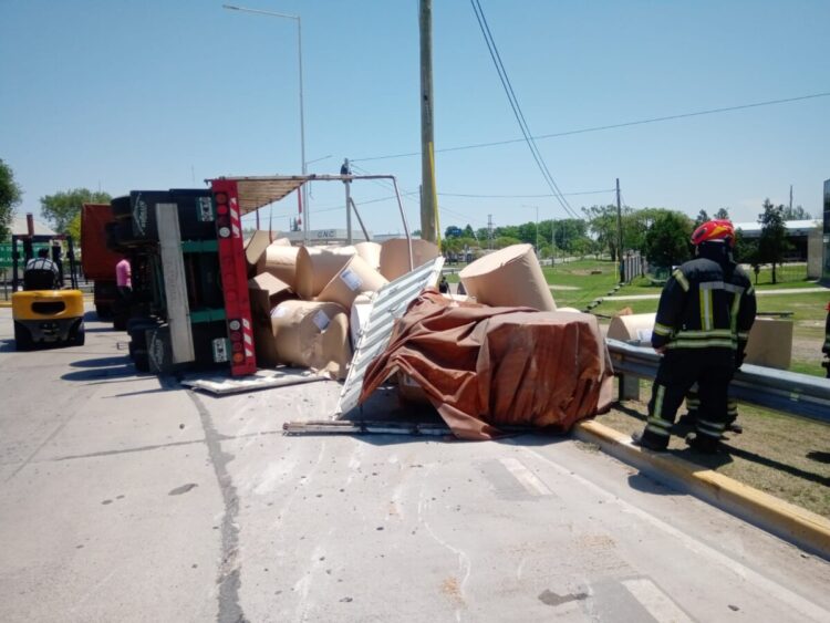 Un camión volcó su acoplado en la rotonda de las rutas 13 y 158