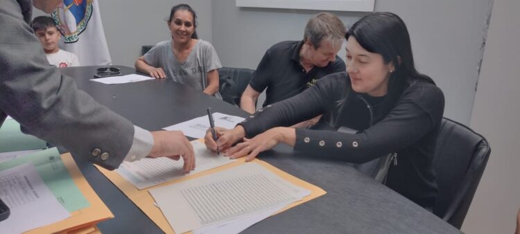 Quince  familias firmaron la escrituración de sus viviendas sociales