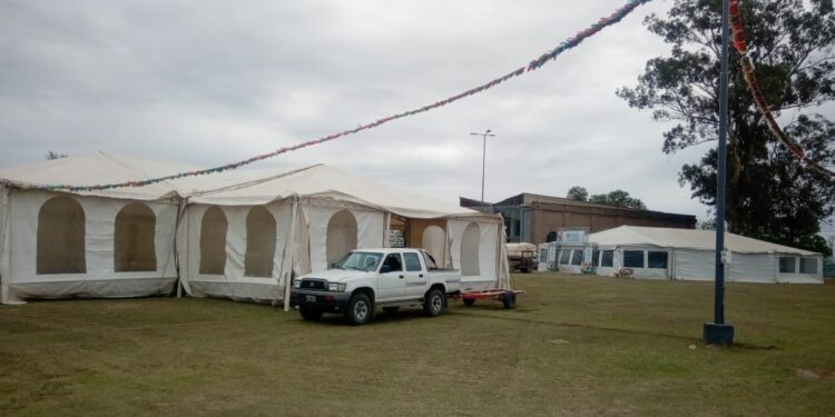 Siguen los preparativos en el predio del exferrocarril Mitre para la fiesta de mañana