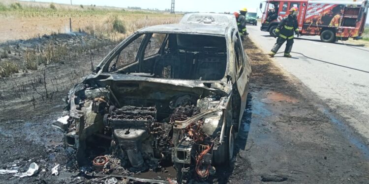 Se incendió un auto en la Ruta 158 en cercanía de S. M. Laspiur