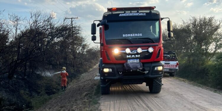 Bomberos Voluntarios sofocaron un incendio en zona rural