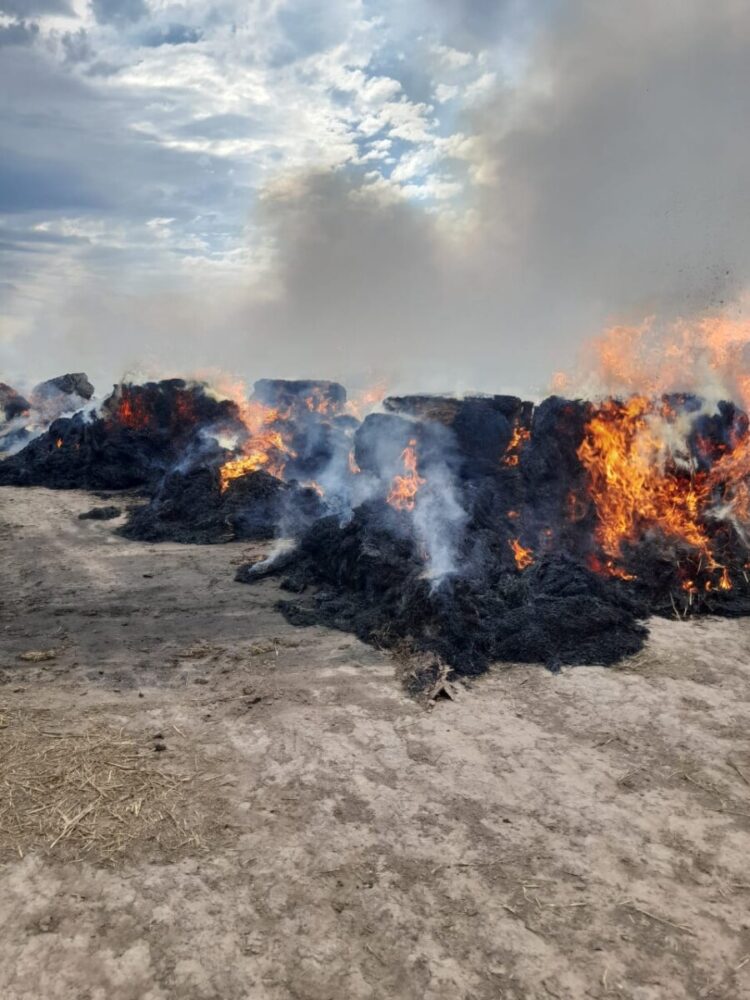 Incendio de rollos alcanzó y dañó un tractor