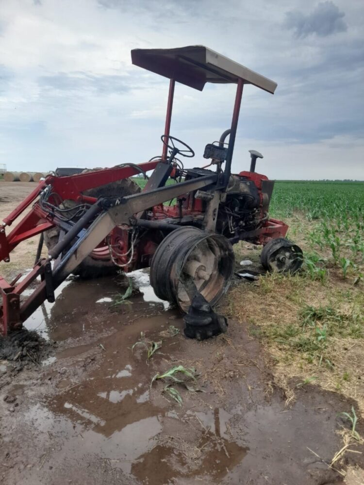 Incendio de rollos alcanzó y dañó un tractor