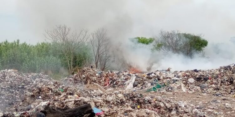 Bomberos seguirán trabajando para extinguir el fuego en el basural sur