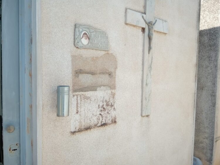 Robaron numerosas placas en el cementerio local