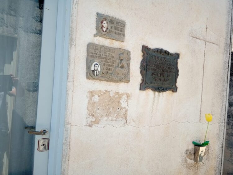 Robaron numerosas placas en el cementerio local