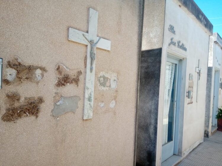 Robaron numerosas placas en el cementerio local