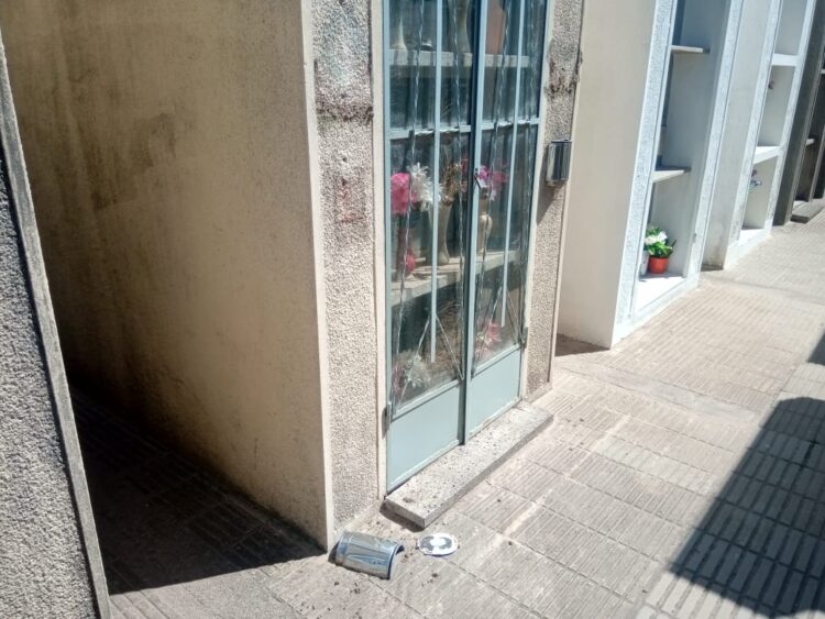 Robaron numerosas placas en el cementerio local