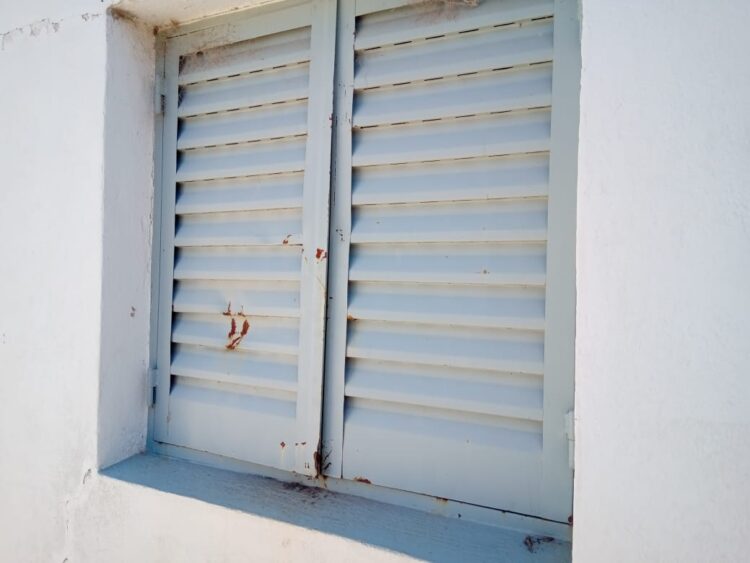 Robaron numerosas placas en el cementerio local