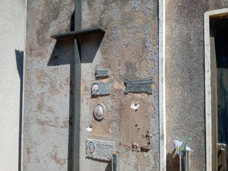 Robaron numerosas placas en el cementerio local