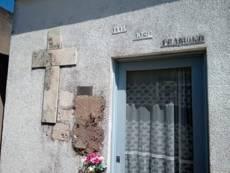 Robaron numerosas placas en el cementerio local