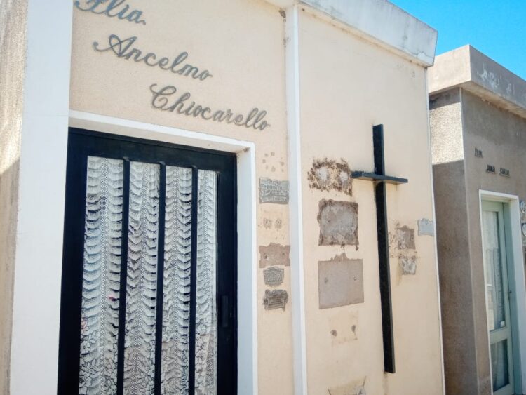 Robaron numerosas placas en el cementerio local