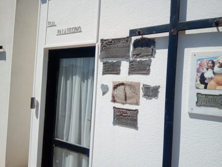 Robaron numerosas placas en el cementerio local