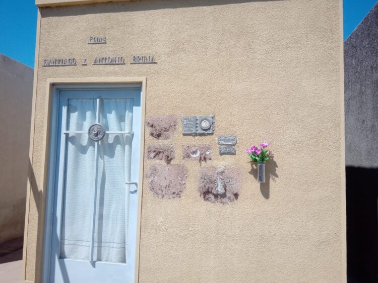 Robaron numerosas placas en el cementerio local