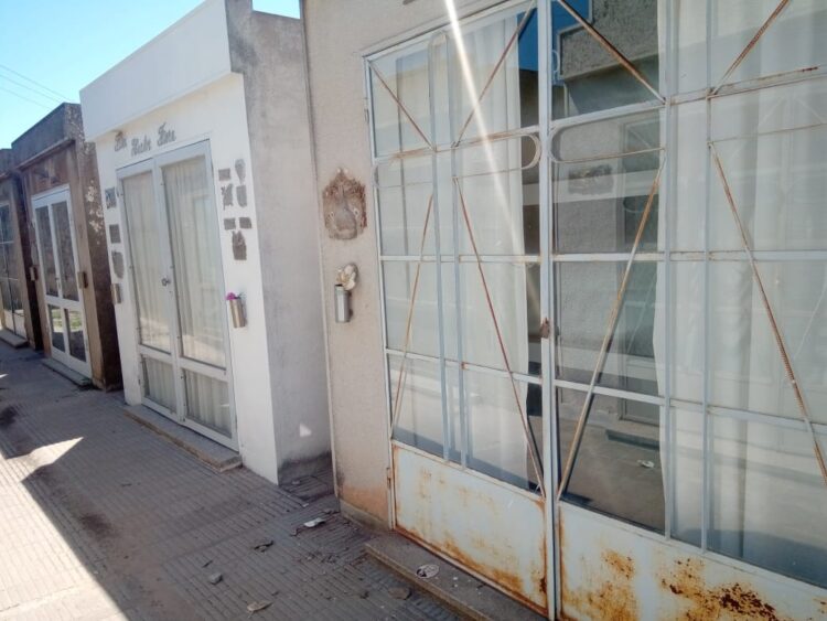 Robaron numerosas placas en el cementerio local